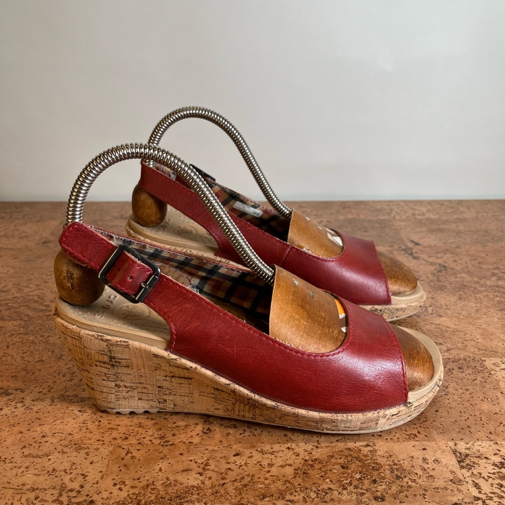 Crocs Womens Shoes Leigh Red Wedge Heel Slingback Sandal Cork Size 8 plaid